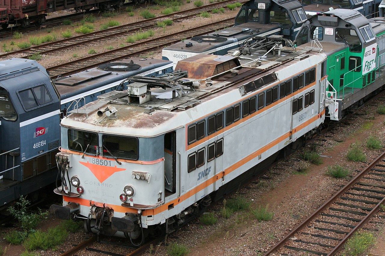 1280px-Locomotive_88501_sur_le_triage_de_Sotteville-les_Rouen.jpg