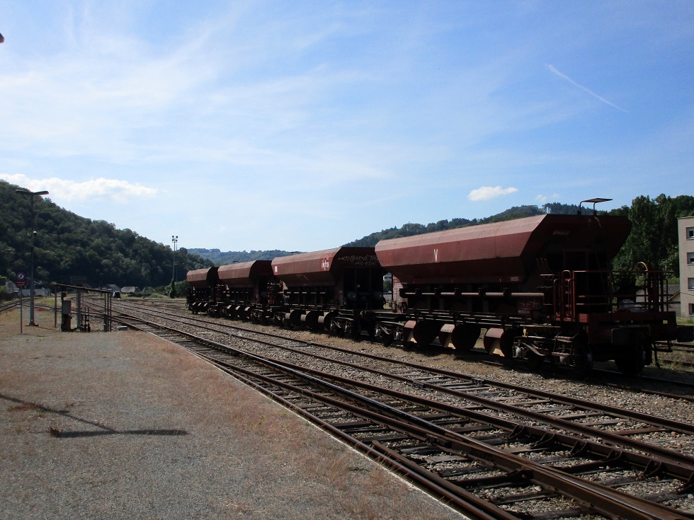 (10) Wagons bogies ballast vides tête faisceau.JPG