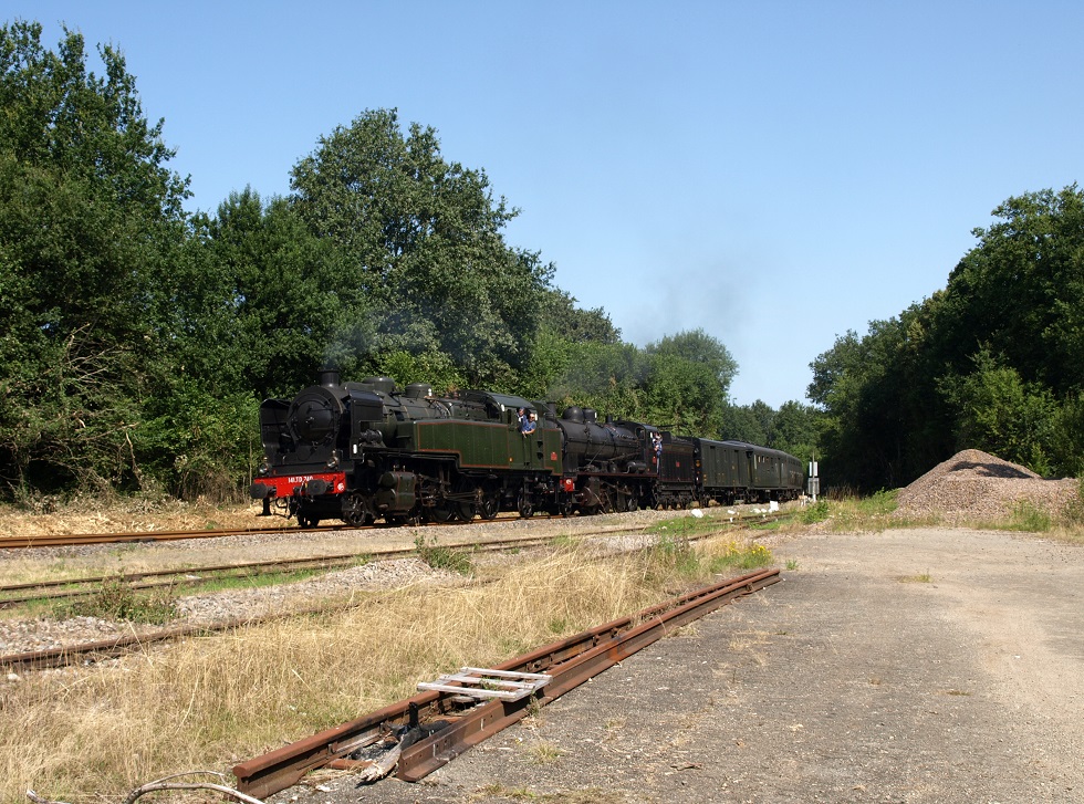 (15) Châteauneuf Bujaleuf arrivée train CFTLP.JPG