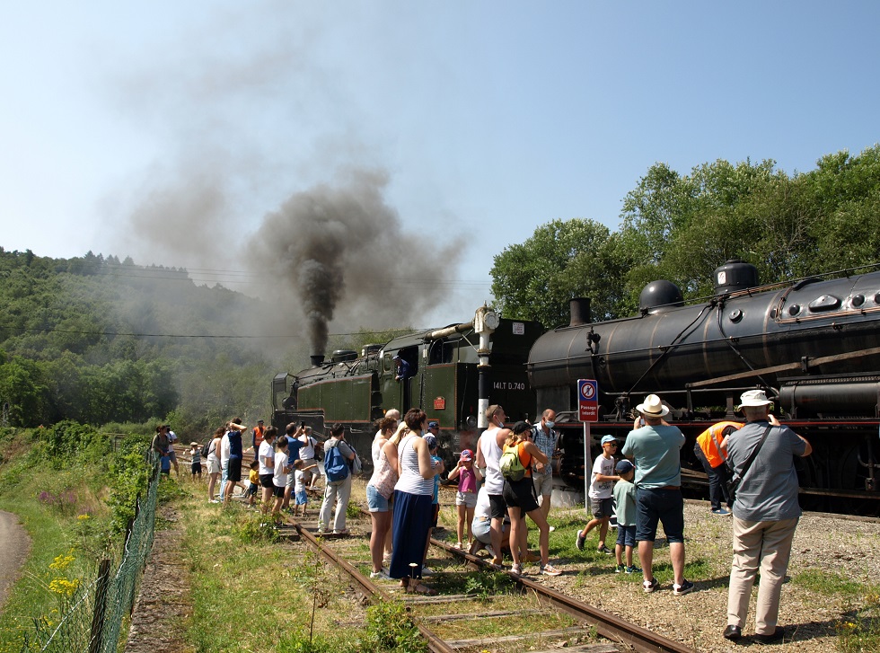 (18) Châteauneuf Bujaleuf passagers train.JPG