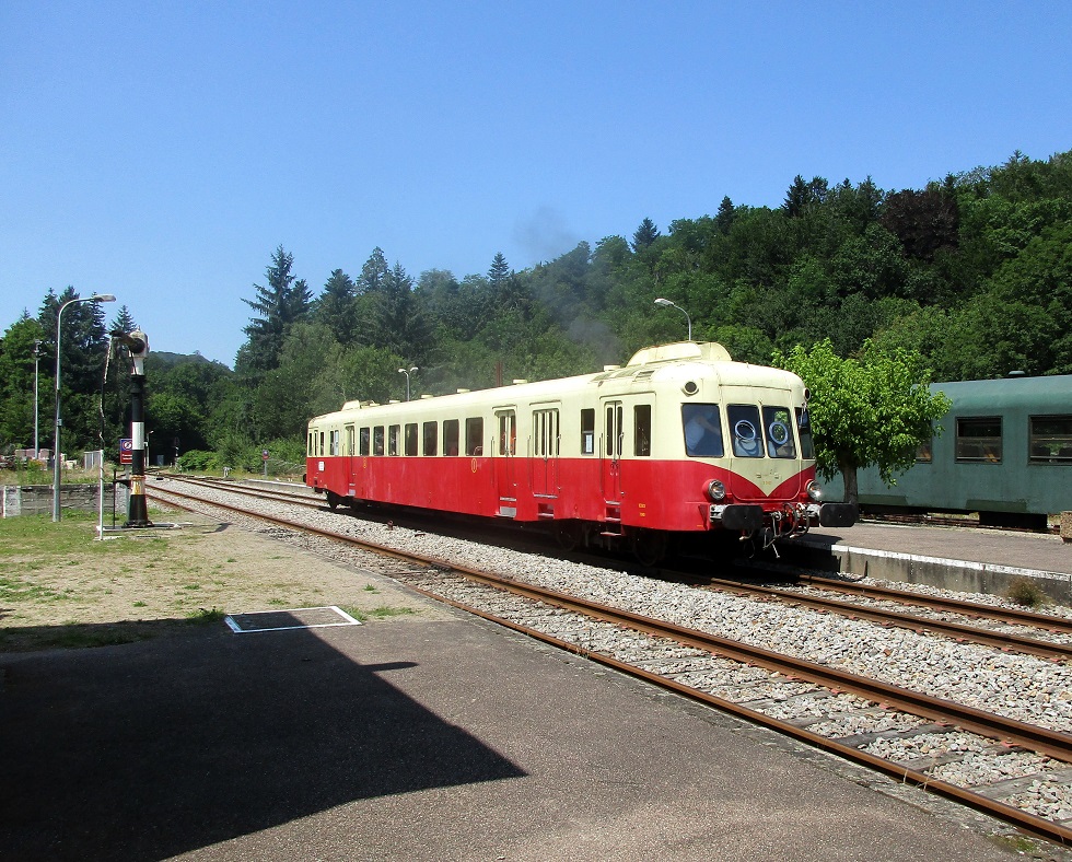 (33) Autorail X 2403 CFHA provenance St Léonard de Noblat.JPG