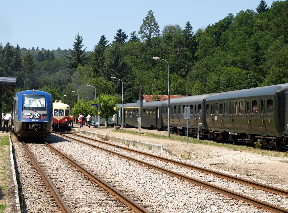 (35) Autorail X 2403 CFHA arrêt Eymoutiers.JPG