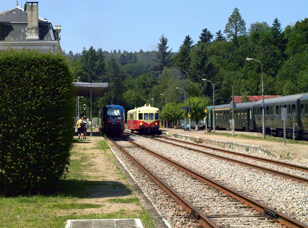 (36) Autorail X 2403 CFHA arrêt Eymoutiers.JPG