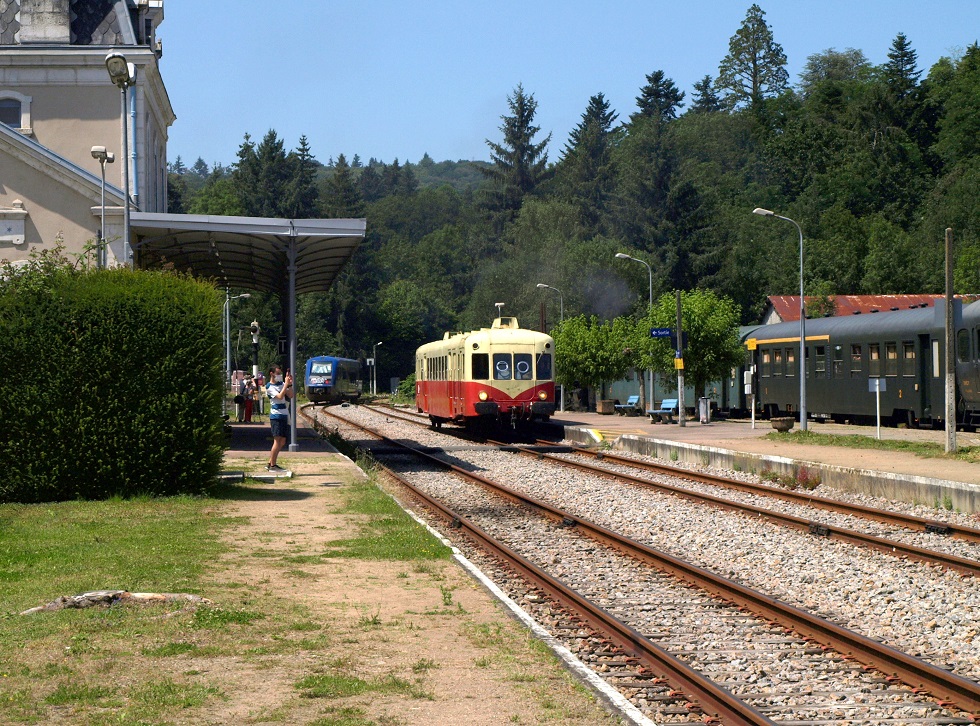 (37) Autorail X 2403 CFHA arrêt Eymoutiers.JPG