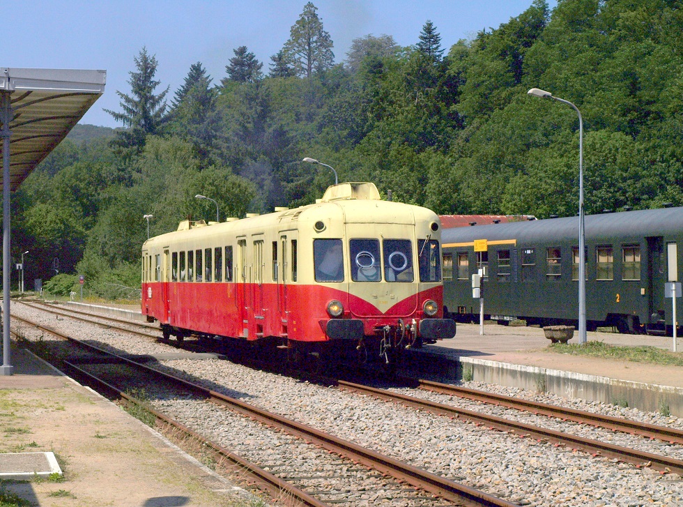 (38) Autorail X 2403 CFHA départ vers Meymacl.JPG