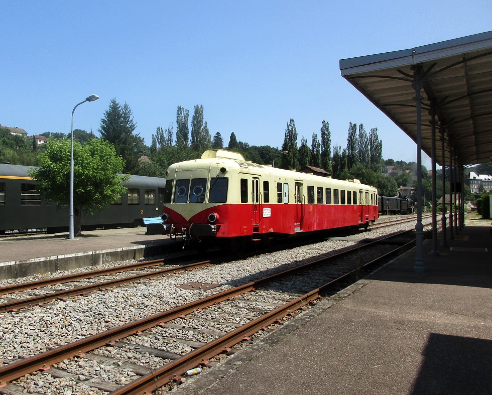 (39) Autorail X 2403 CFHA départ vers Meymac.JPG