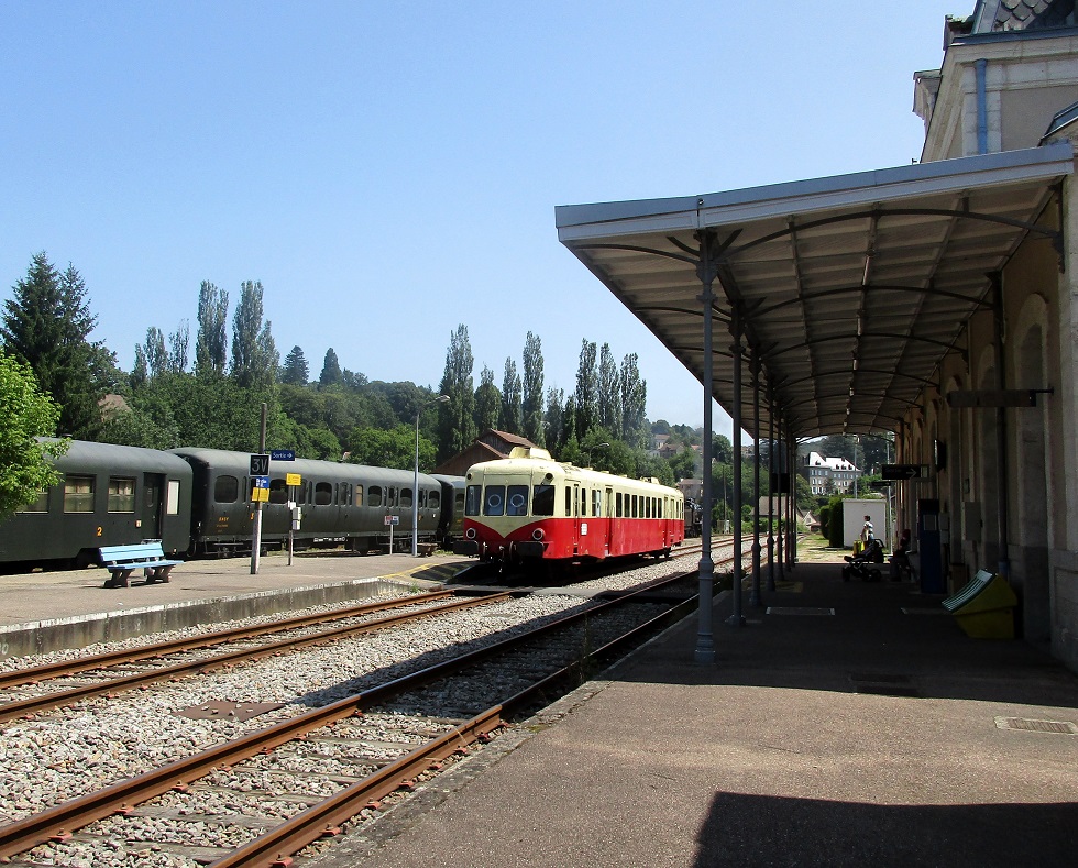 (40) Autorail X 2403 CFHA départ vers Meymac.JPG