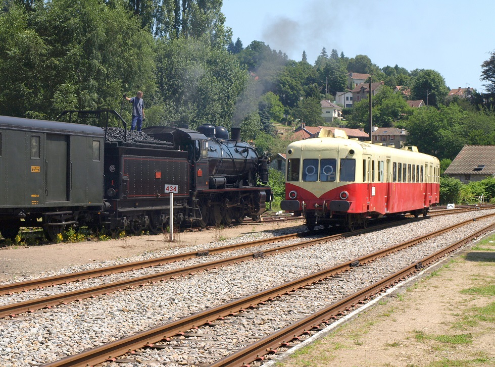 (41) Autorail X 2403 CFHA départ vers Meymac.JPG