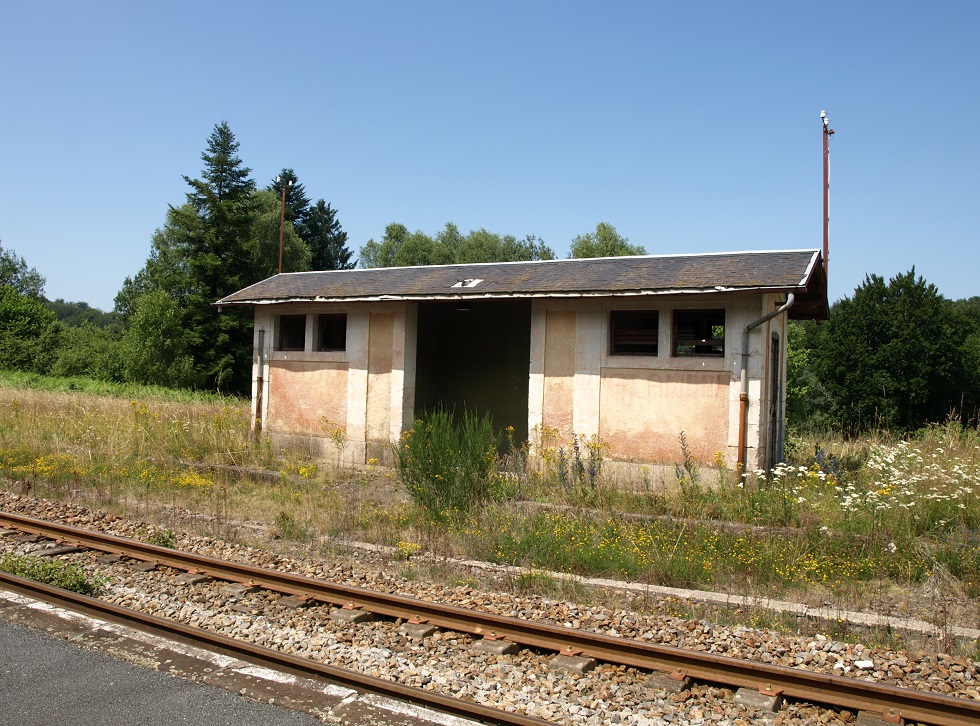 (49) La Celle Corrèze abri quai ex voie évitement.JPG