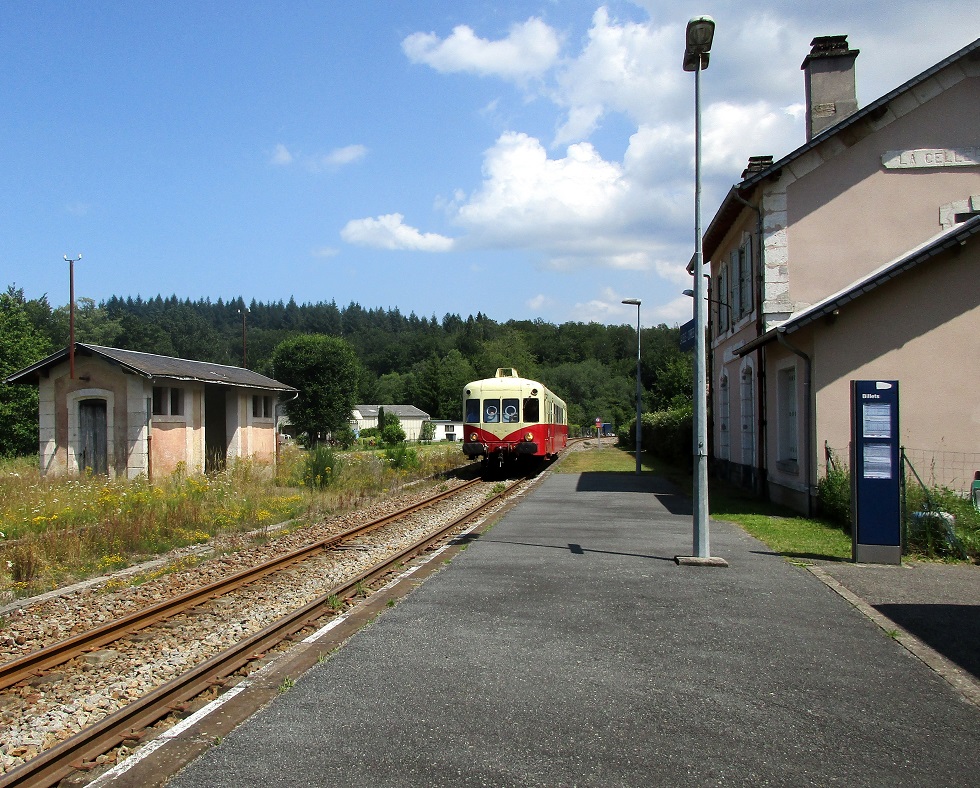 (56) La Celle Corrèze X 2403 en approche.JPG