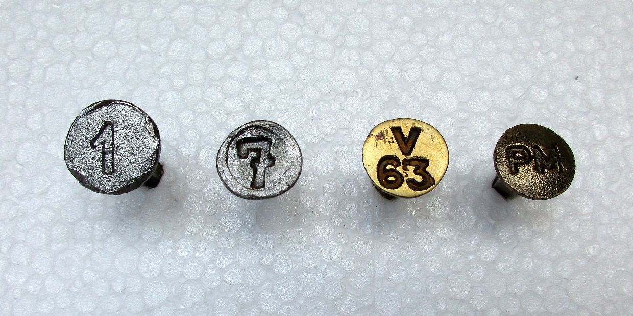 (39) Clous ronds signification inconnue.JPG