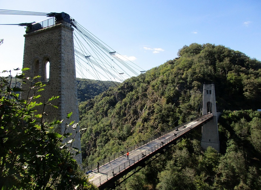 (61) Vue rive gauche côté Soursac.jpg