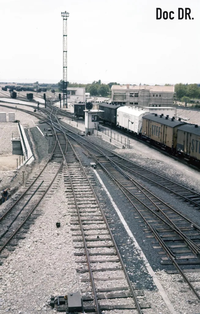 Butte de triage avec signal rond noir.jpg